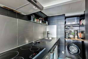 Réfrigérateur, micro-ondes, four, plaque de cuisson