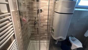 SĂšche-cheveux, bidet, serviettes fournies, savon