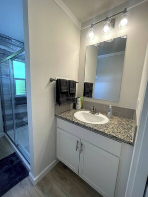Bathroom - This house is a 2 bedroom(s), 1 bathrooms, located in London, KY. (London)