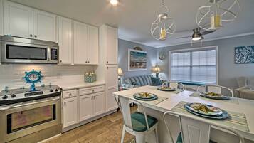 Een oven, een kookplaat, een vaatwasser