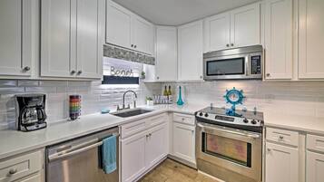 Een oven, een kookplaat, een vaatwasser