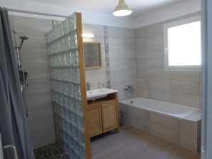 Asciugacapelli, sapone, shampoo, carta igienica