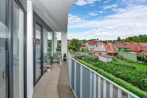 Luxury Apartment with 1 bedroom, AC & River View | Balcony - Fully equipped apartments with Terraces, Free garage parking, Netflix & AC - by Apartmány Šlapanice cz (Slapanice)