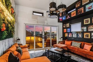 TV, peis og kontorer