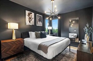 8 habitaciones, tabla de planchar con plancha, wifi y ropa de cama