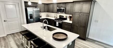 冷蔵庫、電子レンジ、オーブン、コンロ