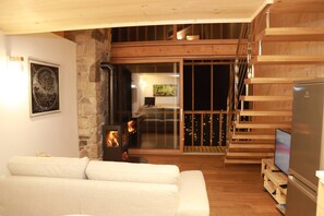 TV, fireplace