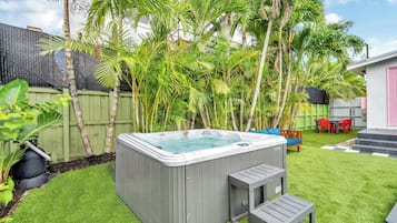 Tina de hidromasaje al aire libre