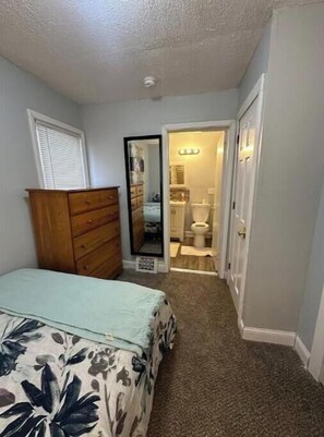 1 dormitorio, tabla de planchar con plancha, wifi y ropa de cama