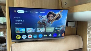 Schermo televisivo che mostra l'interfaccia Google TV con diverse opzioni di streaming e il film in primo piano, Vaiana 2.