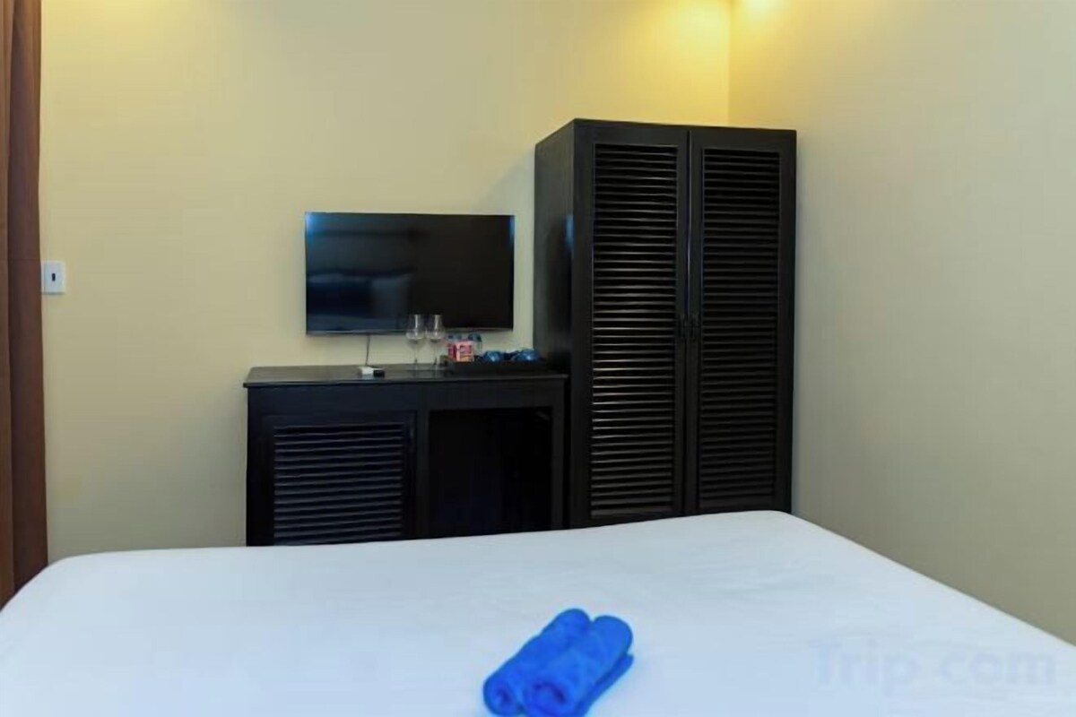 Premium bedding, minibar (some free items), in-room safe