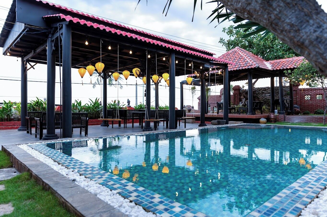 Una piscina al aire libre