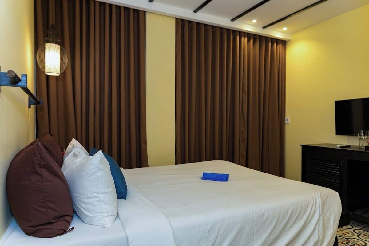 Premium bedding, free minibar items, in-room safe, laptop workspace