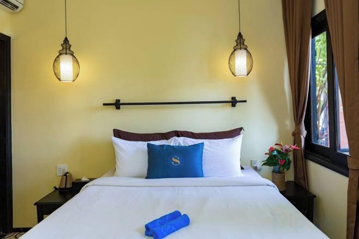 Premium bedding, free minibar items, in-room safe, laptop workspace