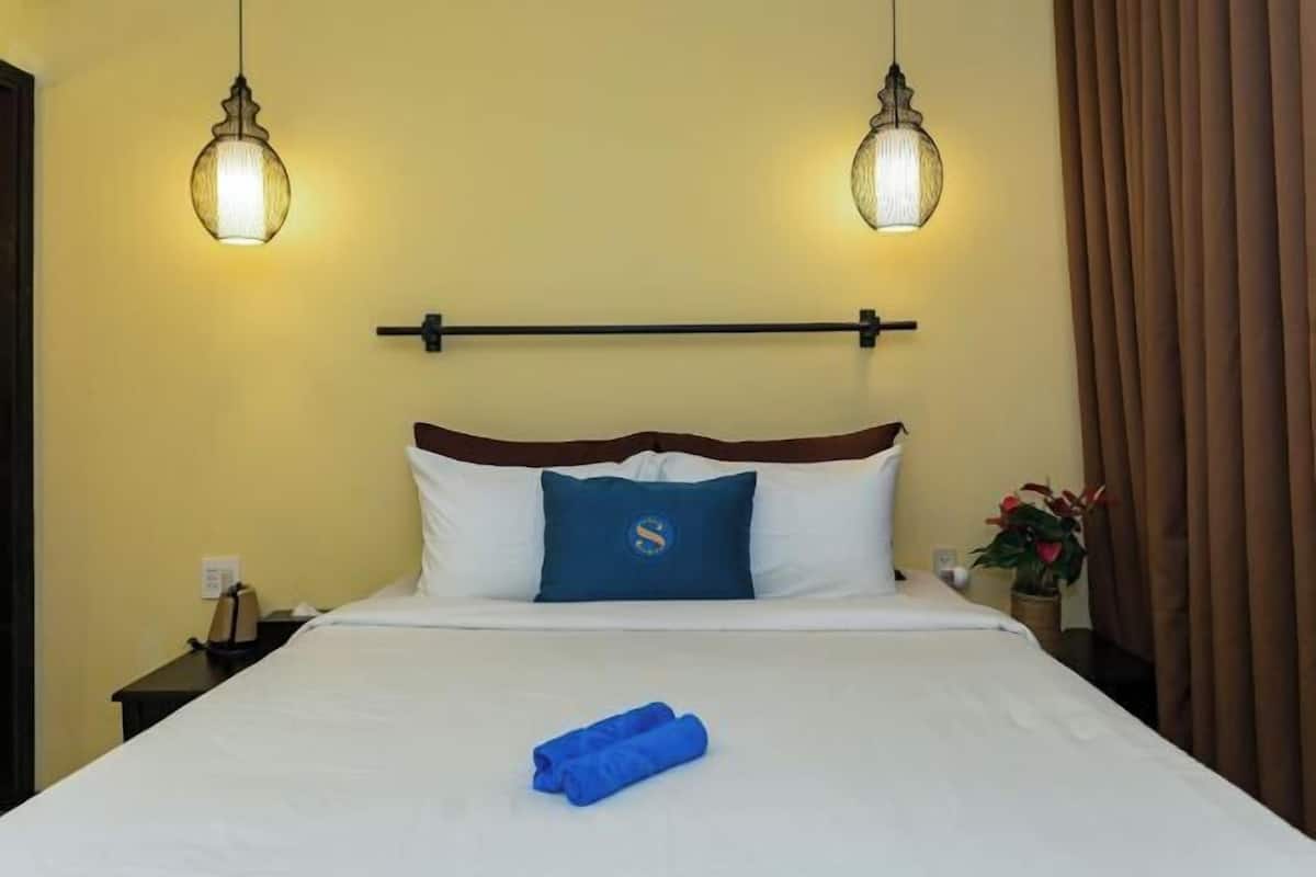 Premium bedding, minibar (some free items), in-room safe