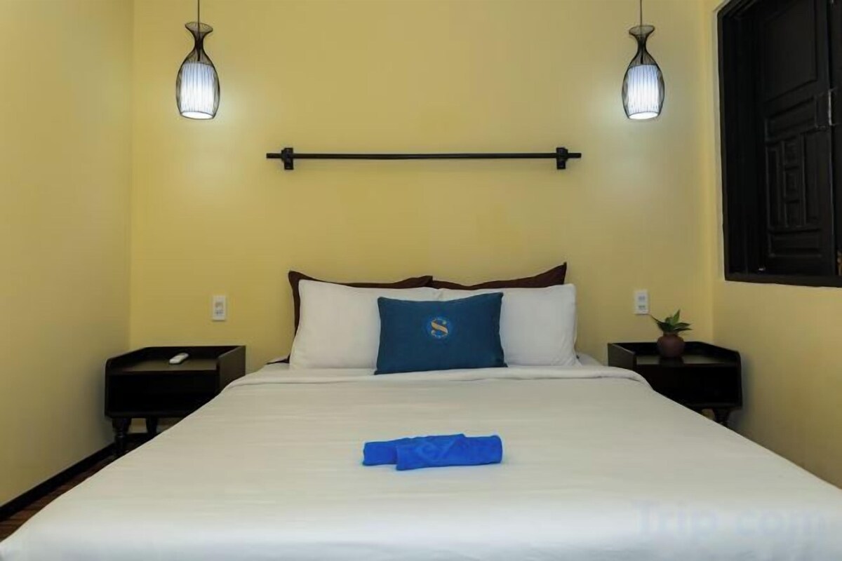 Premium bedding, free minibar items, in-room safe, laptop workspace