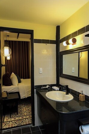 Double Room with Garden View | Bathroom | Shower, rainfall showerhead, free toiletries, hair dryer - Sabina Boutique Hotel & Villa Mui Ne (Phan Thiet)