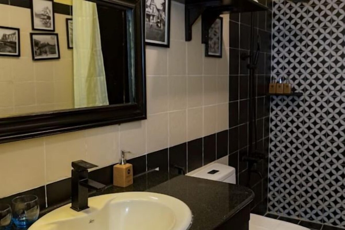 Shower, rainfall showerhead, free toiletries, hair dryer