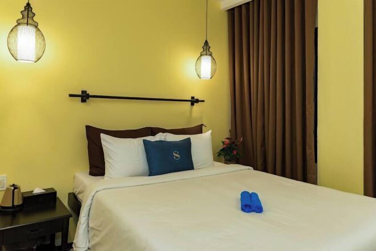 Premium bedding, minibar (some free items), in-room safe