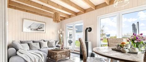 Tv, eldstad och dvd-spelare