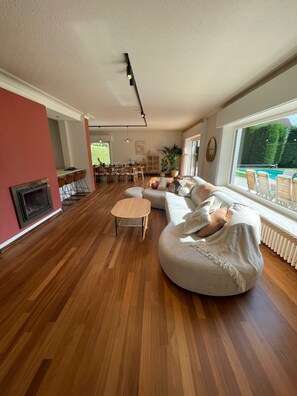 Una Smart TV, una chimenea, libros, un reproductor estéreo