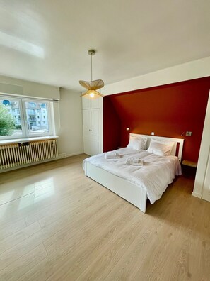 9 habitaciones, tabla de planchar con plancha y cuna de viaje 