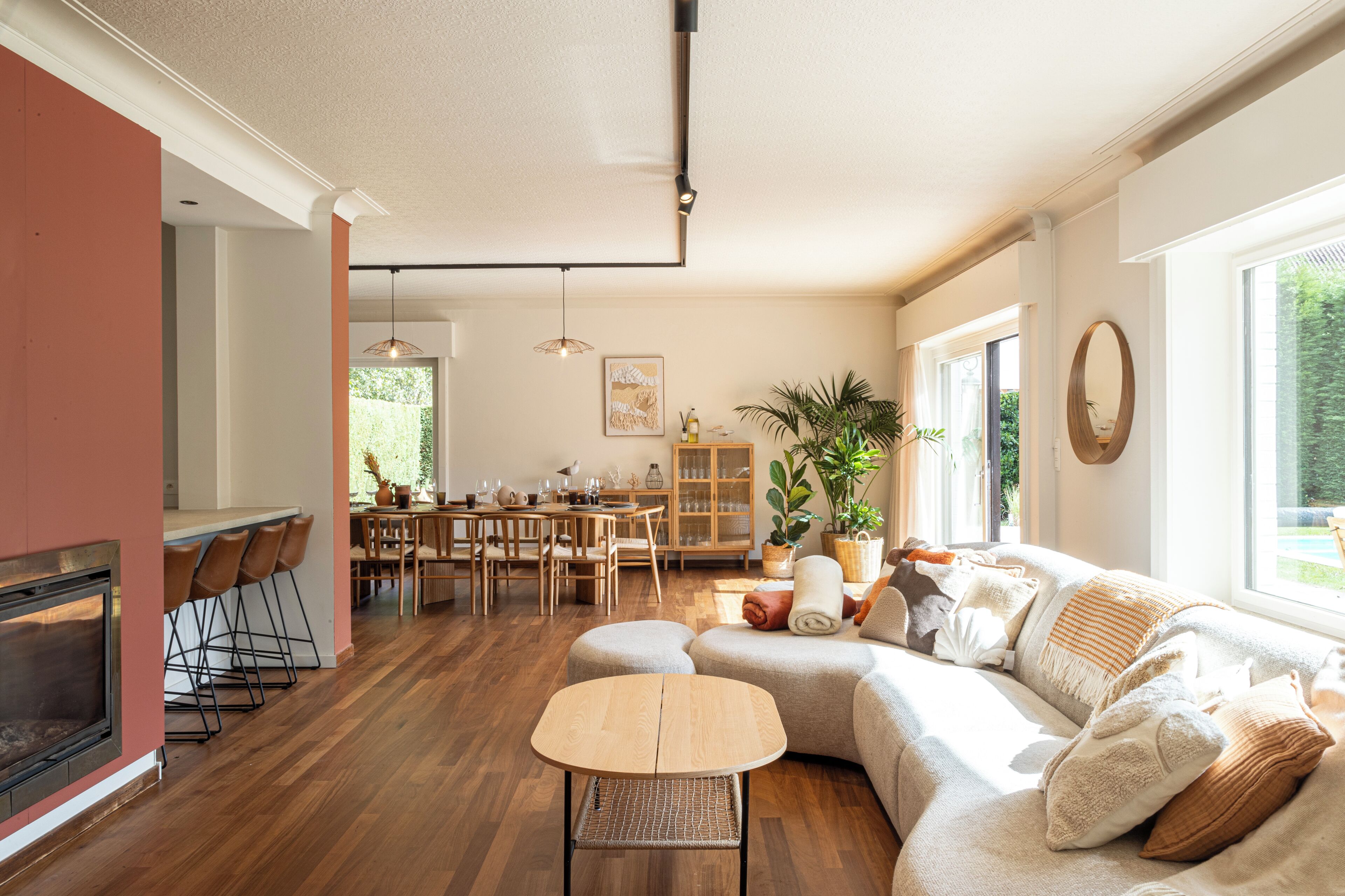 Smart-tv, een open haard, boeken en een stereo