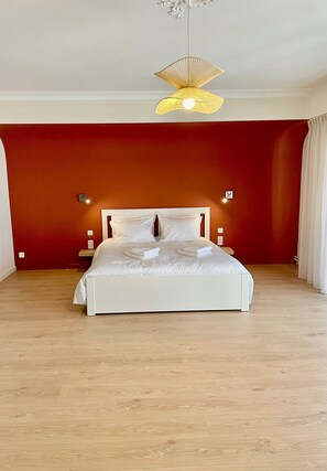 9 dormitorios, tabla de planchar con plancha, cuna de viaje