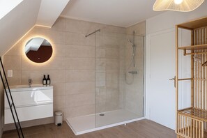Shower, jetted tub, hair dryer, towels