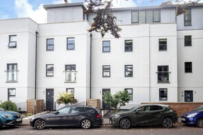Exterior - Elliot Oliver - Comfortable Five Bedroom Town Centre House With Garden & Garage (Cheltenham)