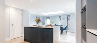 Elliot Oliver - 舒適五臥室市中心房屋附花園及車庫