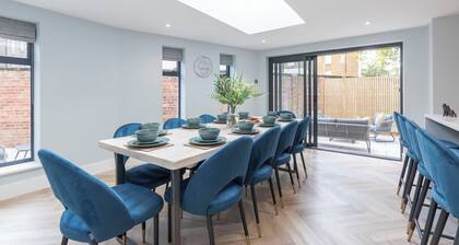 Elliot Oliver - Comfortable Five Bedroom Town Centre House With Garden & Garage