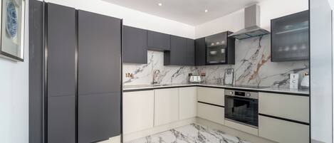 House | Private kitchen | Fridge, microwave, oven, stovetop