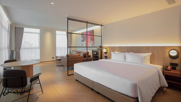 A modern hotel room with a large bed, a desk, and a seating area. - Lub d Bangkok Chinatown (Bangkok)