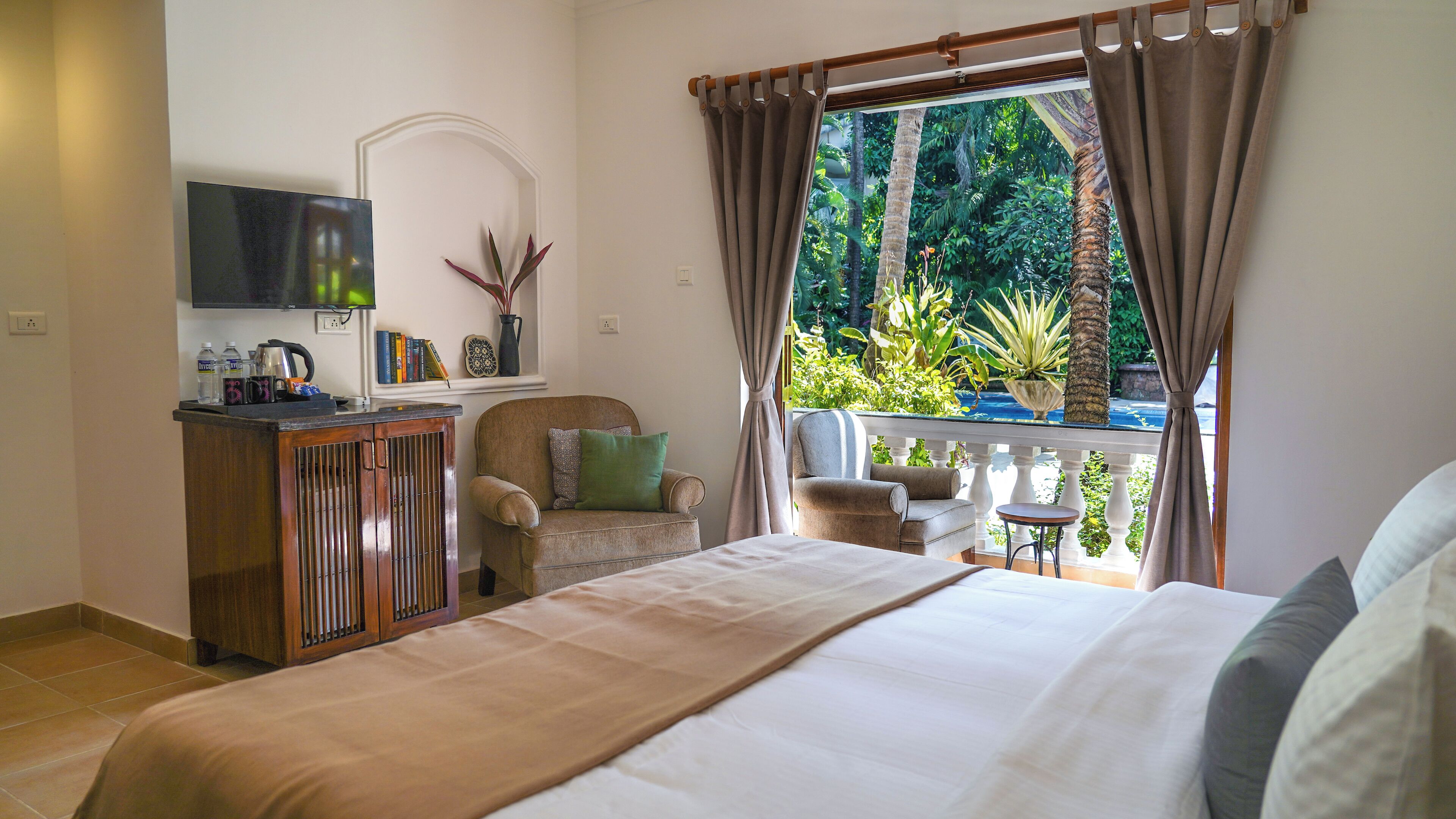 Deluxe Queen | Desk, free WiFi