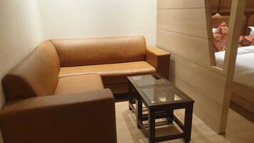 Comfort Suite | Living area | Computer monitors, printers