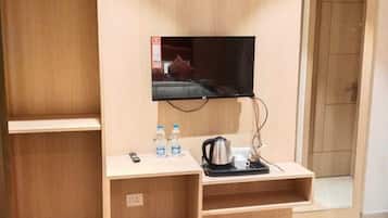 Monolocale comfort, vista città | Una scrivania, postazione laptop, insonorizzazione, ferro/asse da stiro