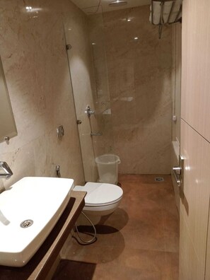 Comfort Suite | Bathroom | Separate tub and shower, towels, soap, shampoo - HOTEL JR GRAND (Amritsar)