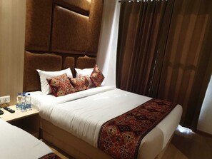 Desk, laptop workspace, soundproofing, iron/ironing board - HOTEL JR GRAND (Amritsar)