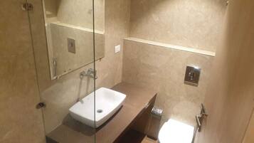 Deluxe Double Room | Bathroom | Separate bathtub and shower, towels, soap, shampoo