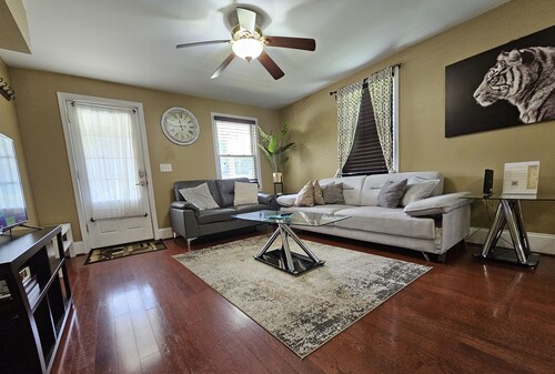 This duplex is a 3 bedroom(s), 2 bathrooms, located in Towson, MD.