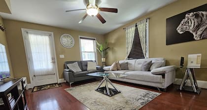 This duplex is a 3 bedroom(s), 2 bathrooms, located in Towson, MD.