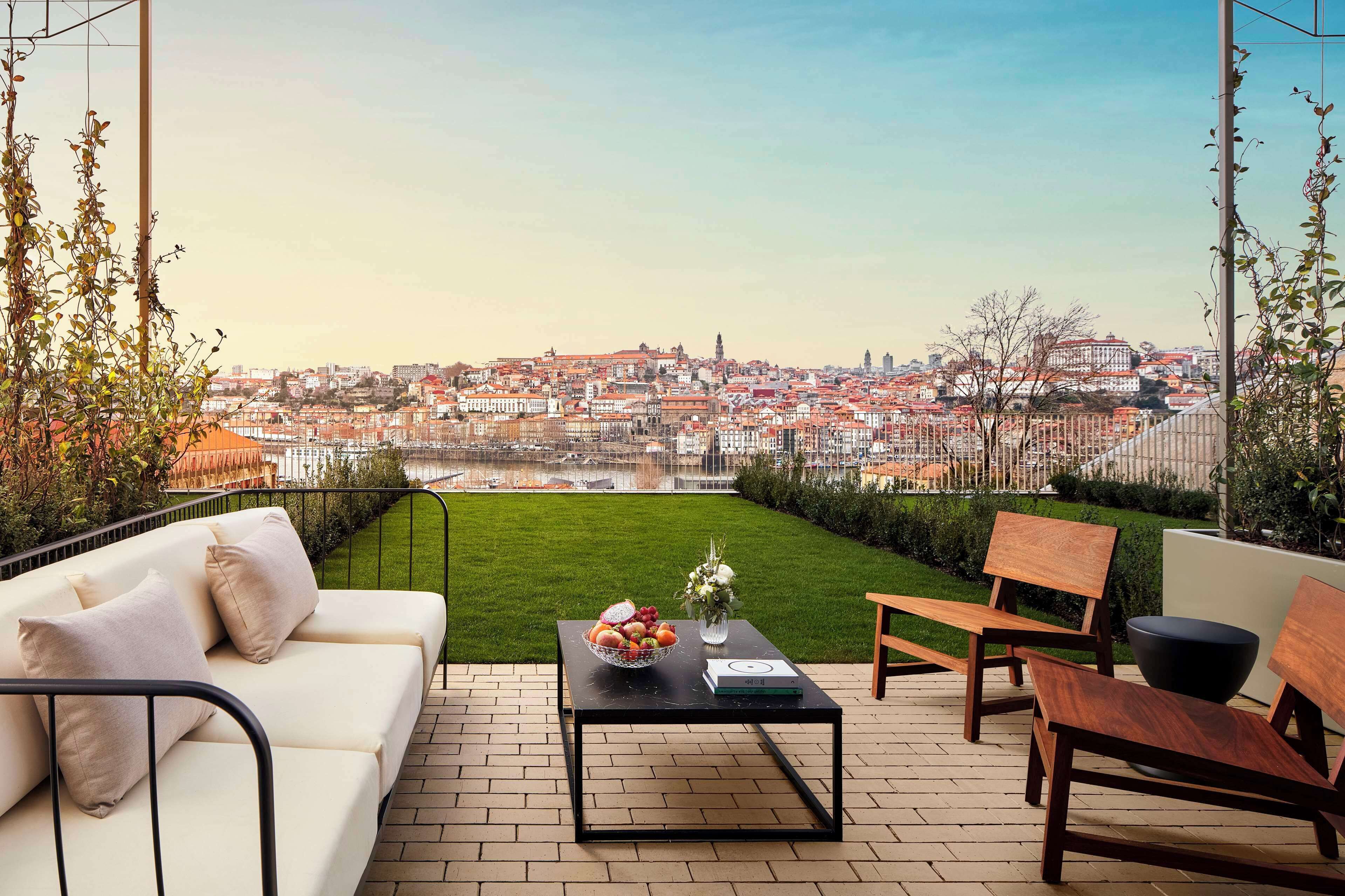 Minibar, coffres-forts dans les chambres, rideaux occultants