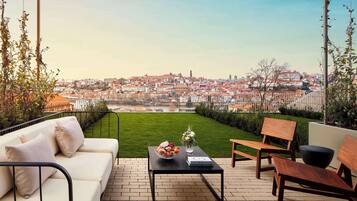 Minibar, coffres-forts dans les chambres, rideaux occultants