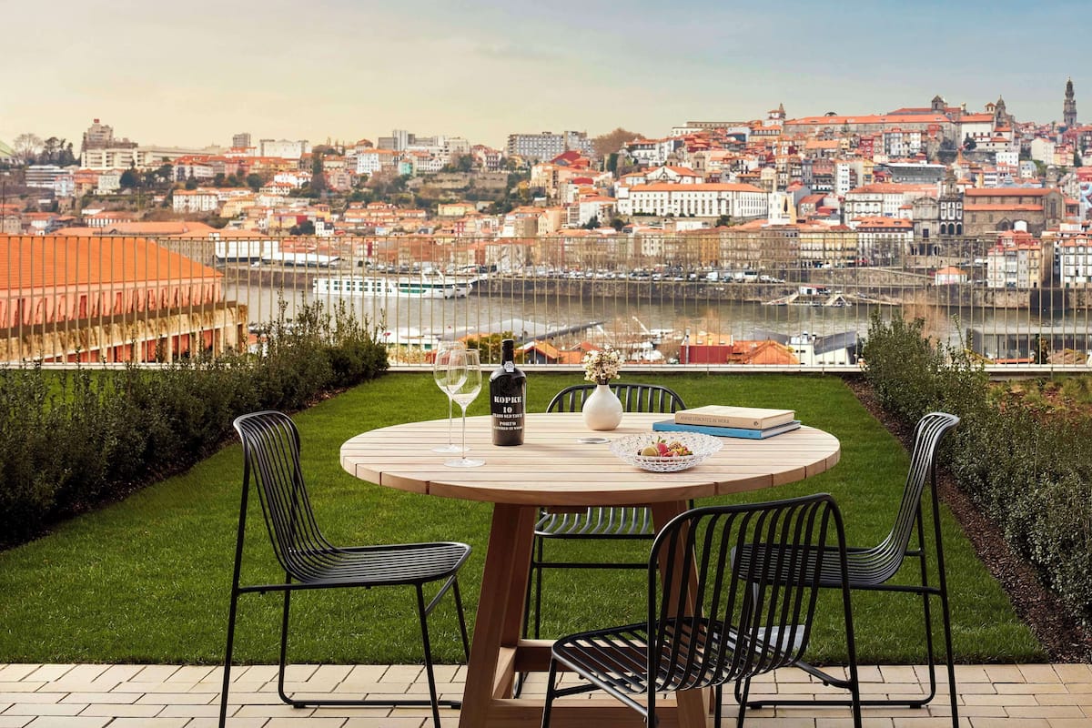 Minibar, caja de seguridad en la habitación y cortinas blackout