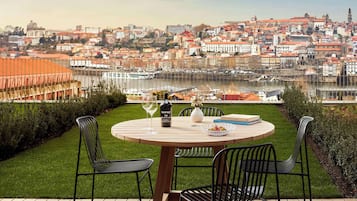 Kopke Garden River View | Minibar, in-room safe, blackout drapes, soundproofing