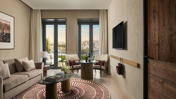 Frigobar, cofres nos quartos, cortinas blackout, quartos à prova de som