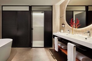 Shower, rainfall showerhead, free toiletries, hair dryer