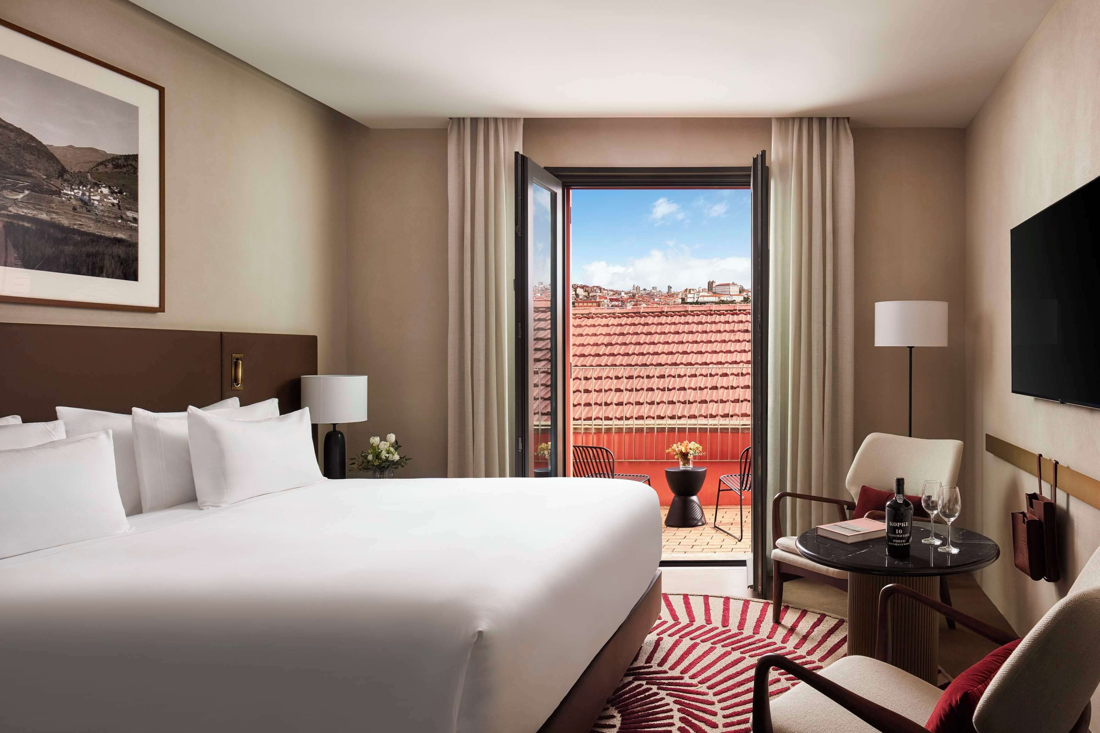 Superior Room, Terrace | Minibar, in-room safe, blackout curtains, soundproofing