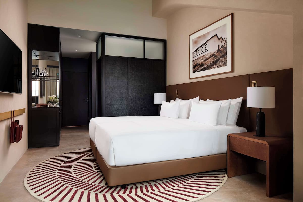 Minibar, coffres-forts dans les chambres, rideaux occultants